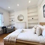 Large 3 Bed 3 Bath Apartment- Central London