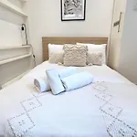 Large 3 Bed 3 Bath Apartment- Central London