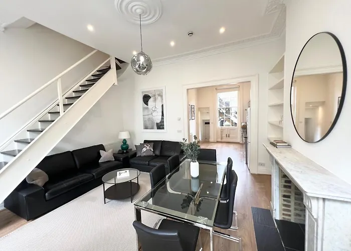 Large 3 Bed 3 Bath Apartment- Central London