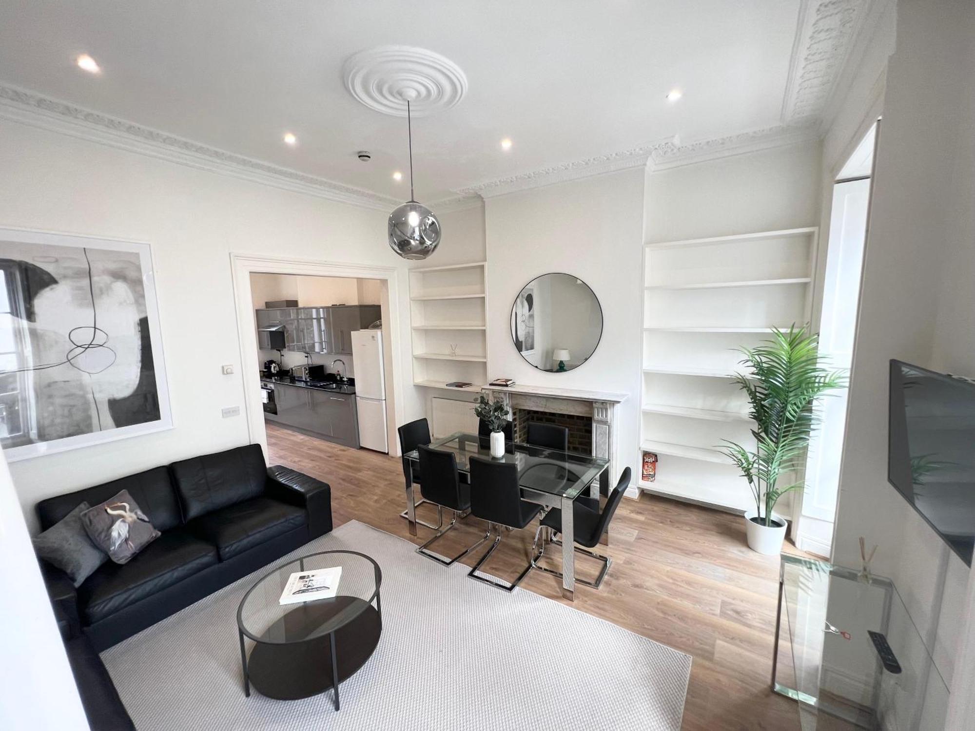 Large 3 Bed 3 Bath Apartment- Apartment