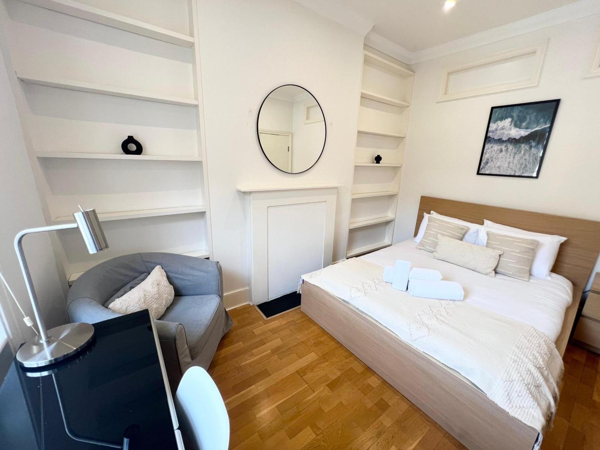 Apartment Large 3 Bed 3 Bath Apartment- London