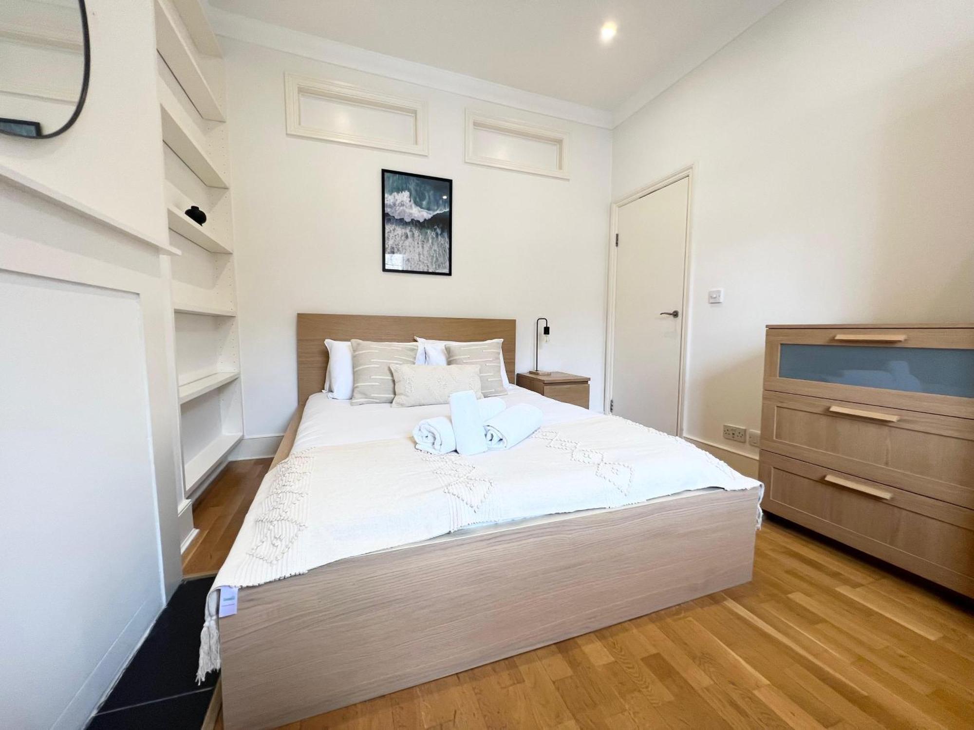 Large 3 Bed 3 Bath Apartment- London