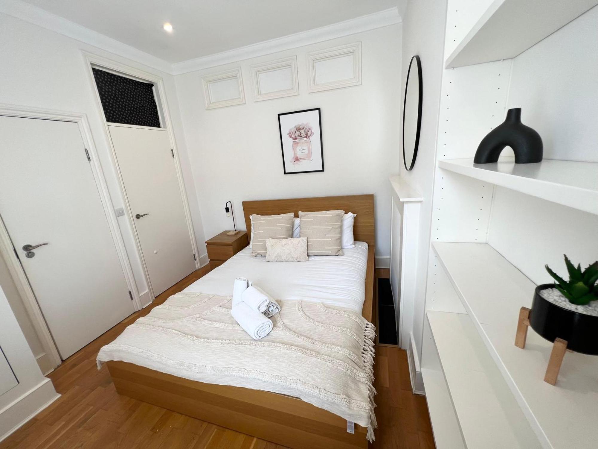 Large 3 Bed 3 Bath Apartment- * London