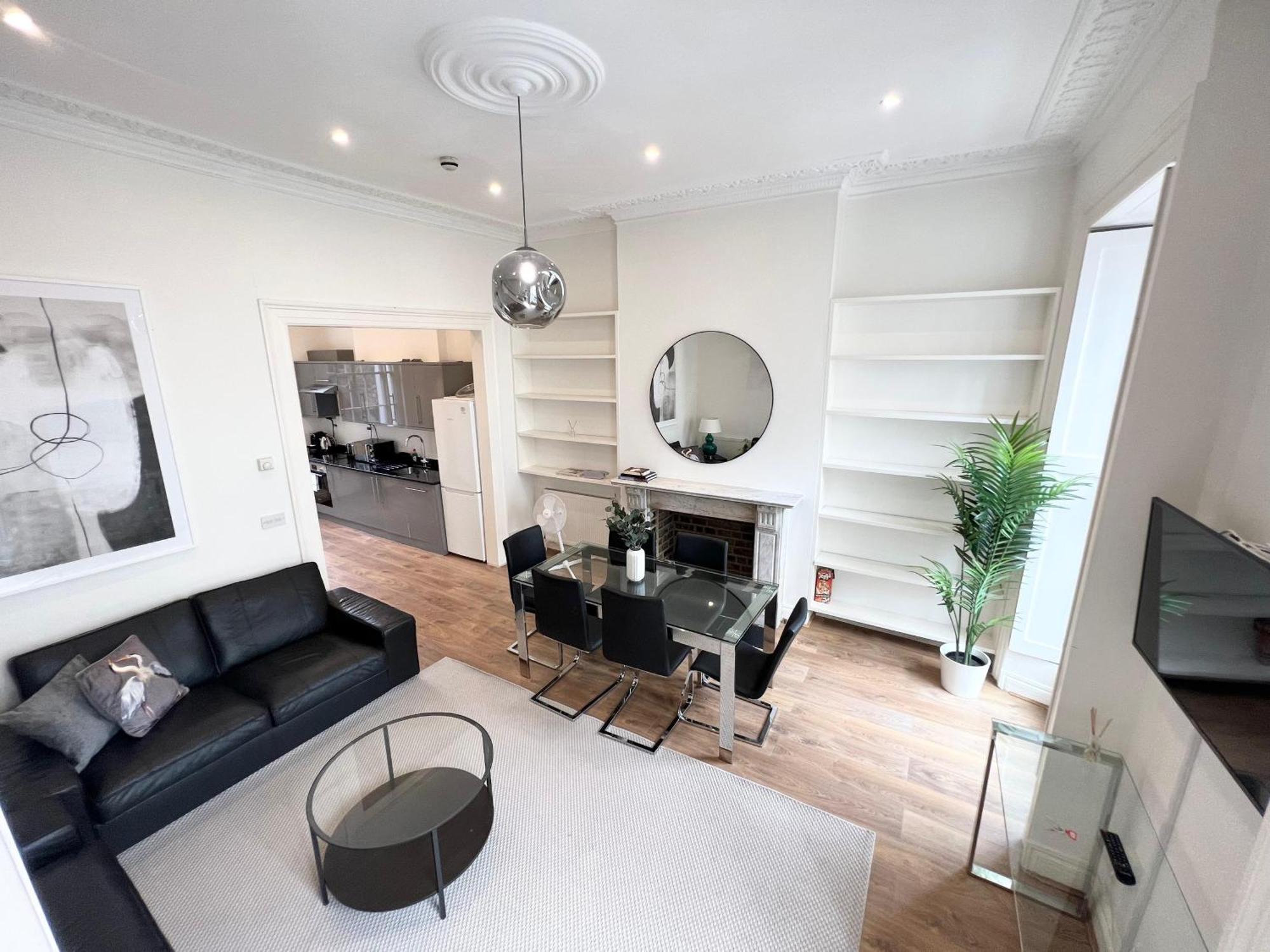 Large 3 Bed 3 Bath Apartment- London