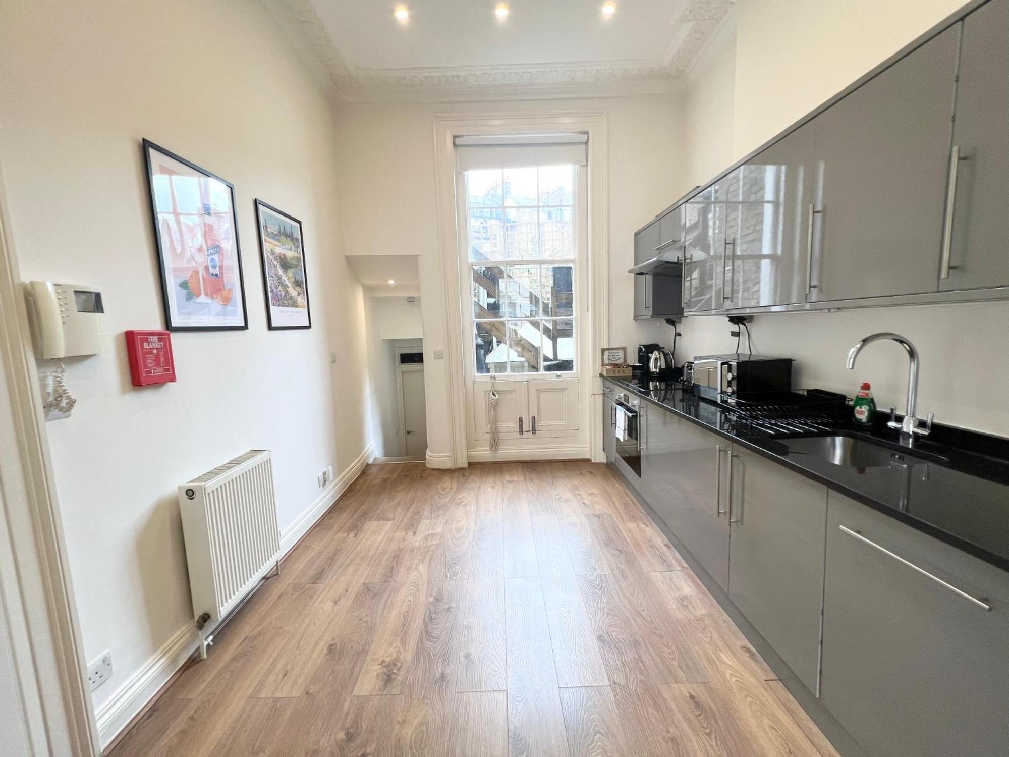 Large 3 Bed 3 Bath Apartment- London