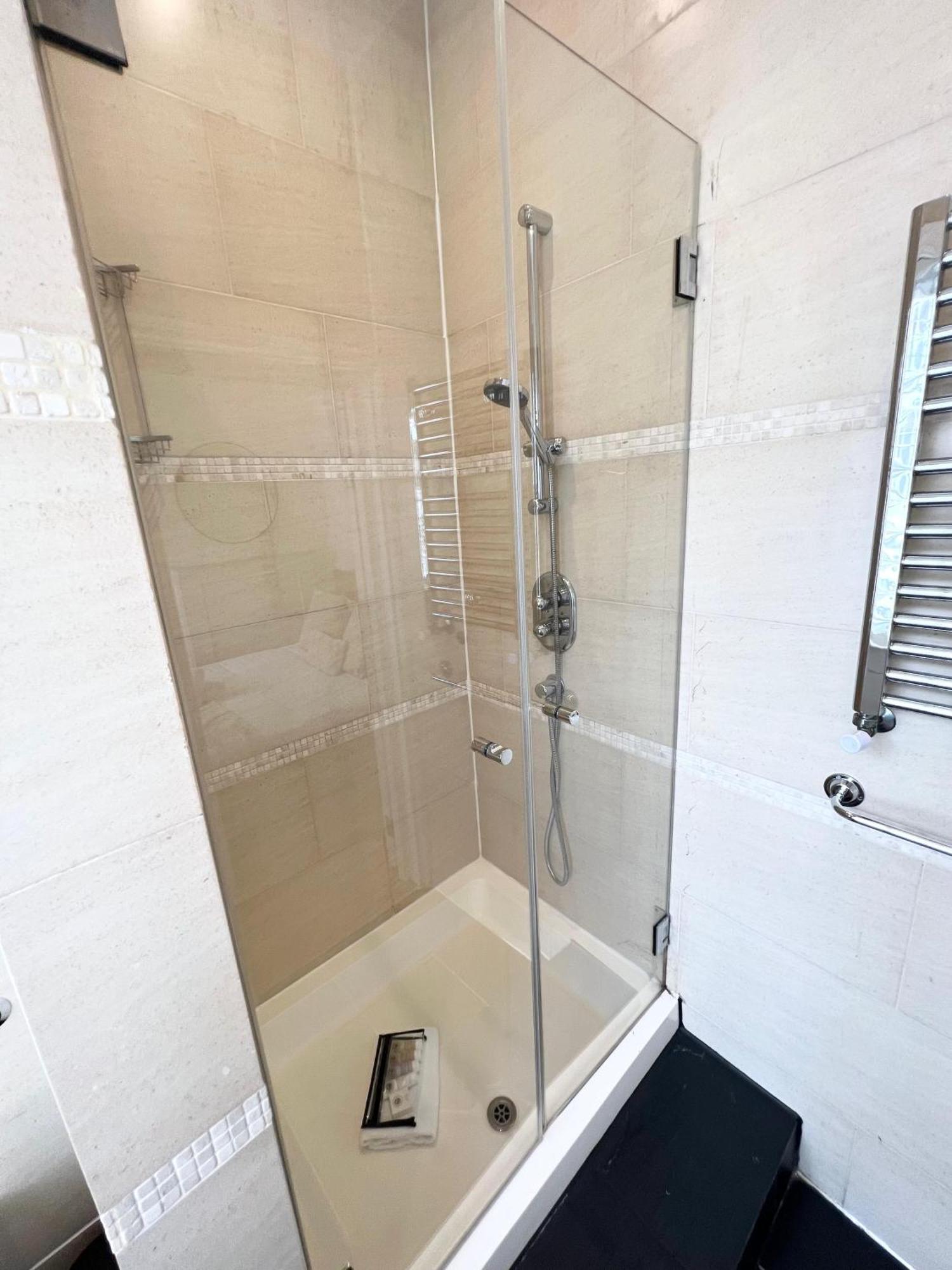 Large 3 Bed 3 Bath Apartment- * London