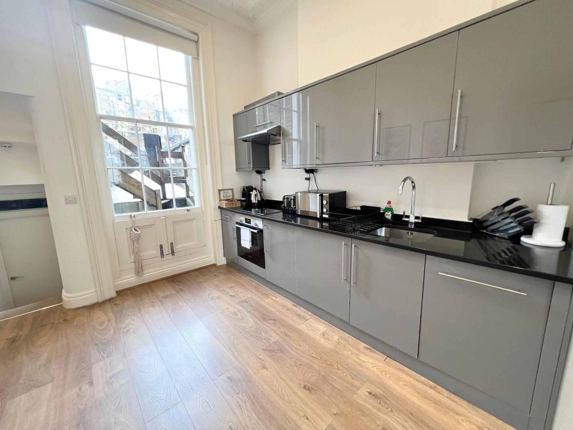 Large 3 Bed 3 Bath Apartment- Apartment *