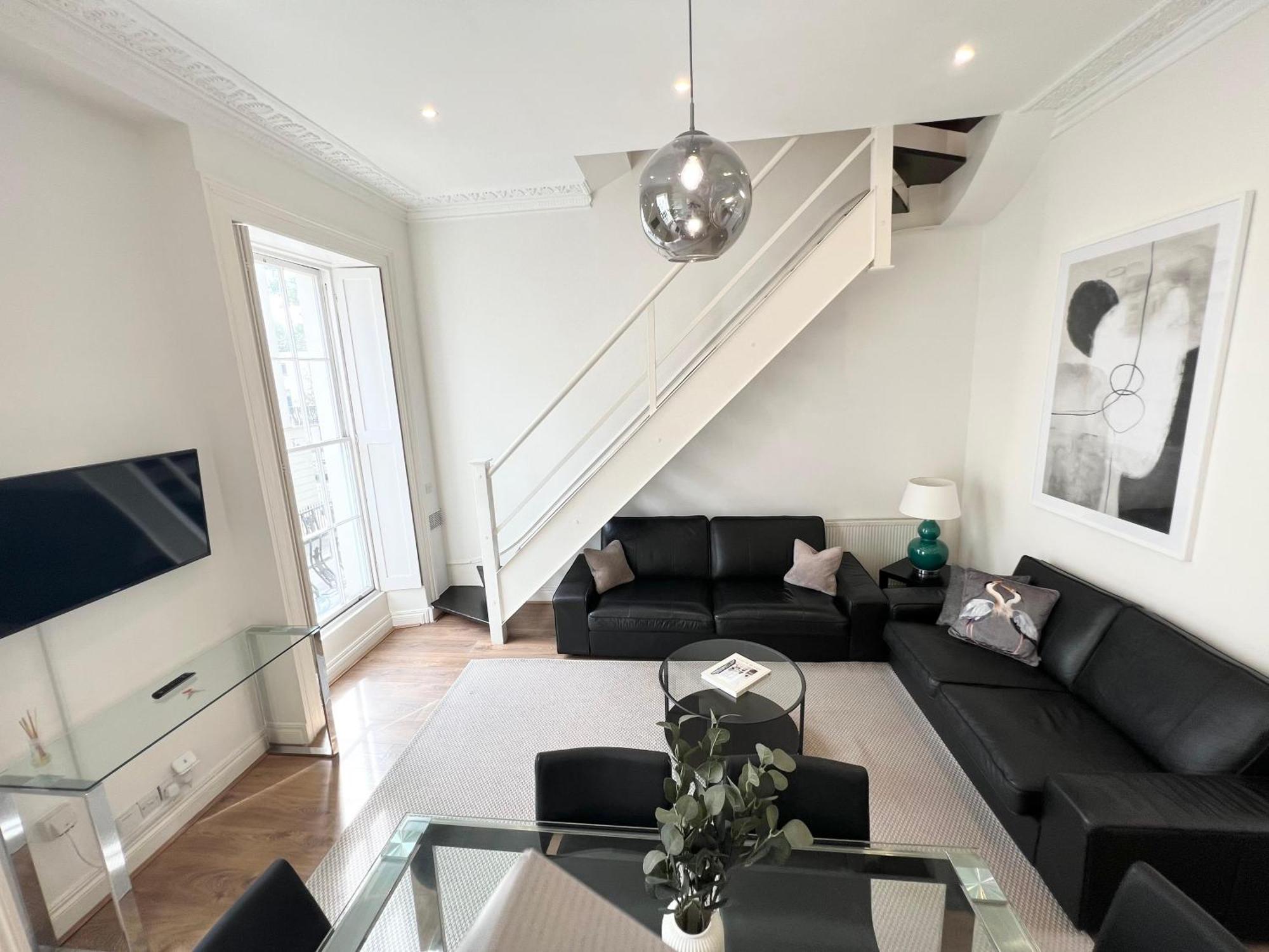 Large 3 Bed 3 Bath Apartment- London